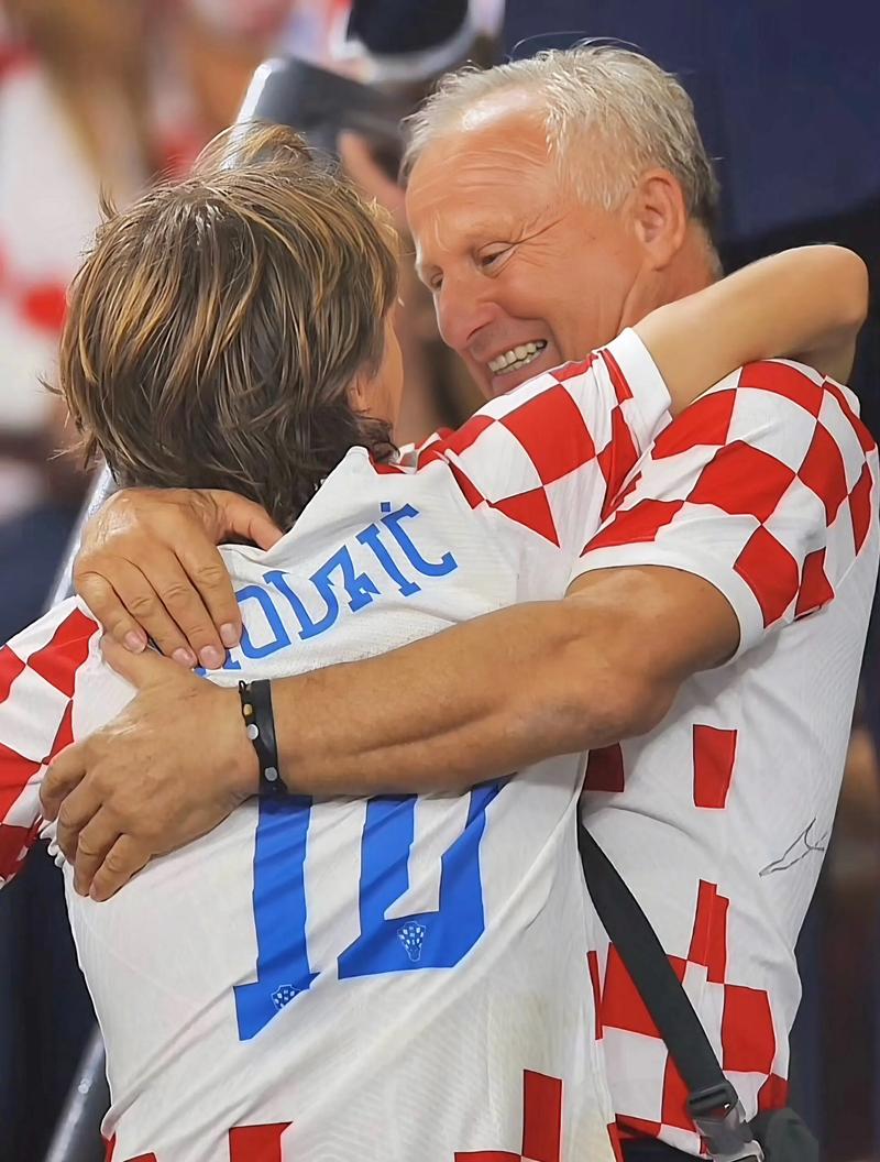 电讯报：对热刺来说签下帕利尼亚比引进吉布斯-怀特更重要