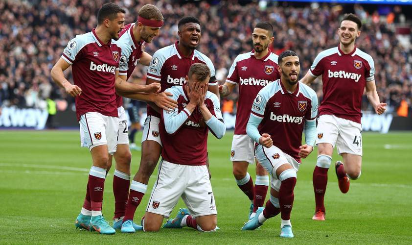 法兰克福球迷在诺坎普球场对巴萨支持者发动投掷袭击