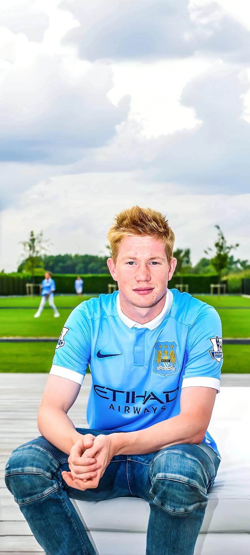 拿来吧你！柏林赫塔球员一把抢过对手教练给球员的战术小纸条