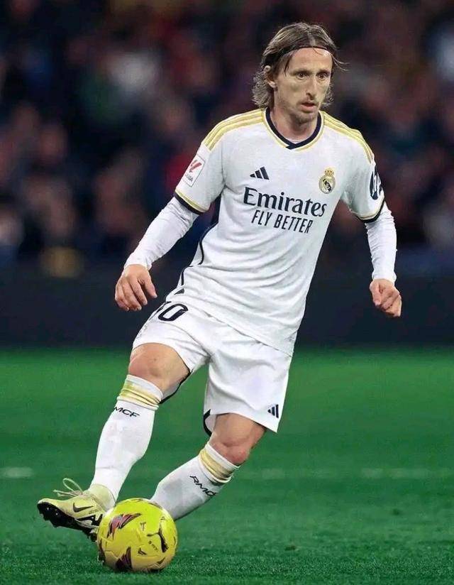 足球中超发布赛程海报，视觉效果炸裂